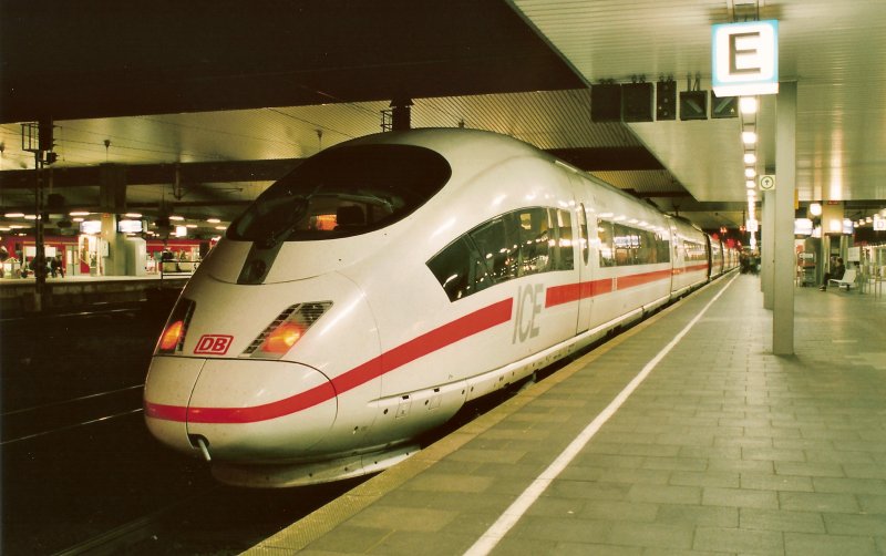 5-11-04 - 1-35 - Duesseldorf Hbf - 02A.jpg