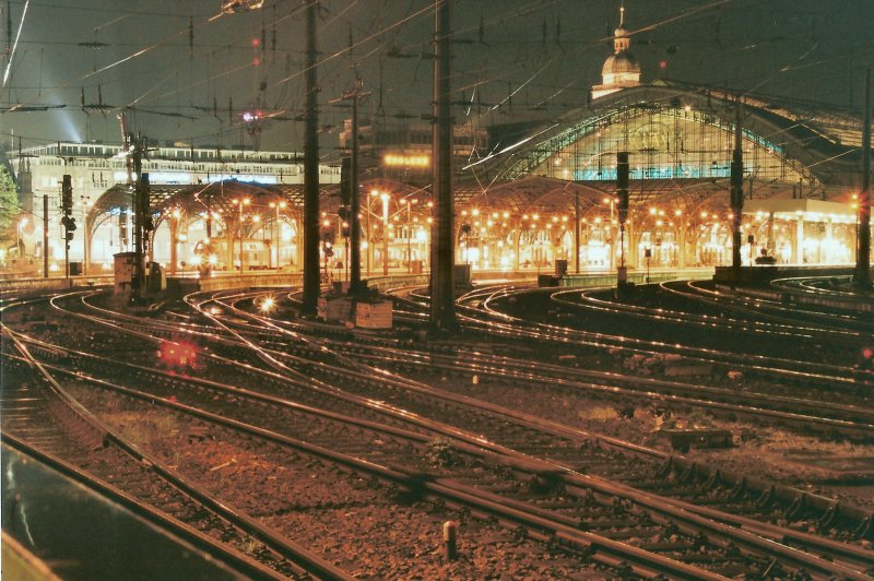 6-11-04 - 3-07 - Koeln Hbf - 30A.jpg