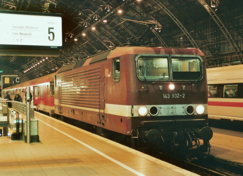 6-11-04 - 3-11 - Koeln Hbf - 26A.jpg