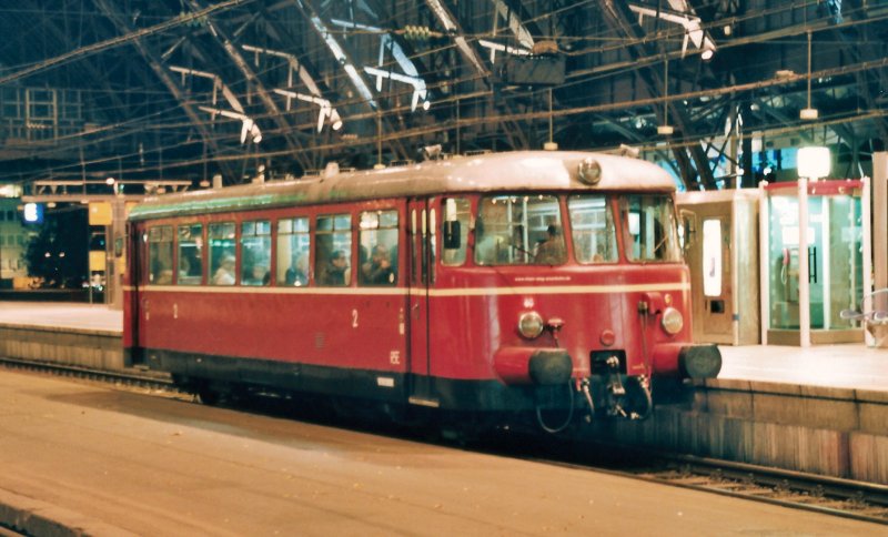 6-11-04 - 3-12 - Koeln Hbf - 25A.jpg