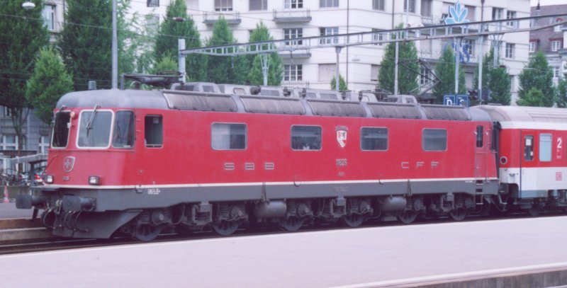 800 - 24-6-00 1-10 Luzern Hbf 18.jpg